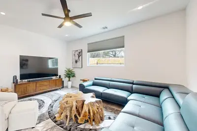 Image de Modern Lago Vista home with balcony, patio, gas grill, Wifi, and Ac