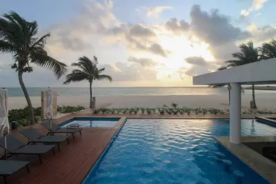 Image de 4th-floor resort apt with outdoor pools, pool spas, tennis, gym, & balcony