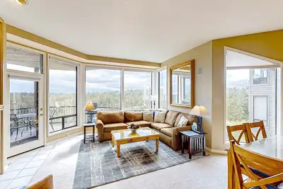 Image de Condo with hot tub, shared pool, gas fireplace, close to outdoor recreation