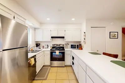 Image de Peaceful condo with patio, pool/hot tub, gym, and fireplace