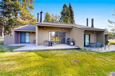 Image de Central Oregon condos with pools, athletic courts, wood fireplace, & gas grill