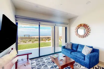 Ground-floor condo with ocean view, pool, gym, hot tub, & washer/dryer