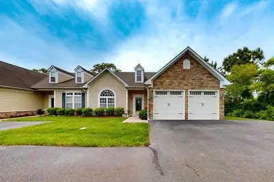 Image de Creekside townhome with gas grill, patio, deck, W/D, full kitchen, & pool table