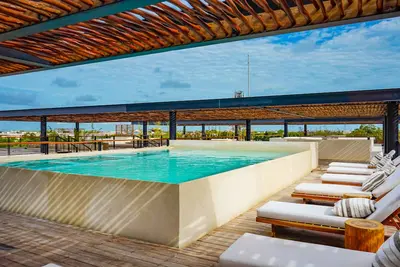 Image de Spacious getaway near beach with private pool, patio, & rooftop pool - dogs Ok