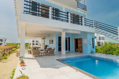 Image de Ocean view retreat with a large balcony, luxe walk-in shower, kitchenette, & Ac