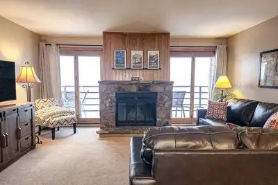 Image de Inviting mountain-view condo with balcony & washer/dryer, near skiing