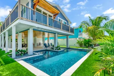 Image de Shore Thing- 5bd/4ba Beach House w/Pool, Spa, Outdoor Games, Short Walk to Beach