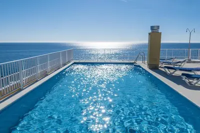 Image de Beach Front! Brand new renovation, 3 pools,