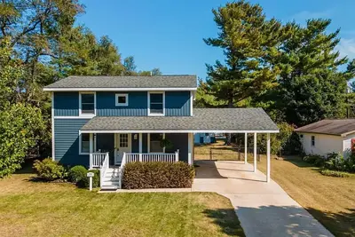 Image de Charming 4-bedroom house in the pleasant Village of Elk Rapids.