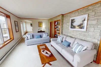Image de Charming 3-bedroomOcean Front Home In-Town with wifi