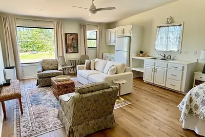 Image de Cedar Bucket Lofts - Cozy 2-bedroom apartment in Oxford!