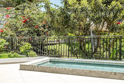 Image de Maison avec Piscine Chauffée au Cœur de la Ville