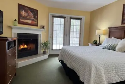 Image de Inviting Condo w Fire Place & Hot Tub