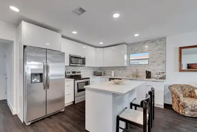 Image de Pet Friendly Lake Worth Beach Cottage Sleeps 6+ Fenced Yard