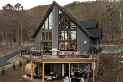 Image de Wanderlust Villa – Spacious Mt cabin w\/ Game room, Hot tub and Karaoke nights!