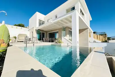 Villa \"Casa Blanca\" avec vue sur la mer, Wi-Fi et climatisation