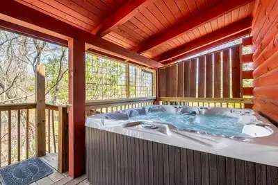 Image de Unwind in the Hot Tub with Calming Treetop Vistas, Play Arcade Games & Sip Fireside - Wanderlust