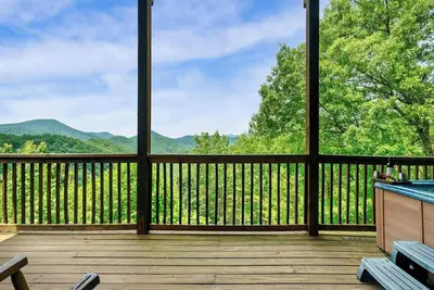 Image de Relax with Panoramic Mountain Vistas, Steamy Soaks, Fun Games & Seasonal Swims - Take My Breath Away