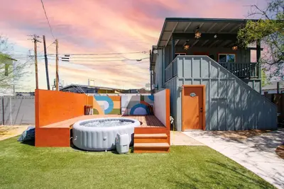 Image de Charming \"New\"  Hot Tub Retreat - Prime Location Mins to Downtown & Phx Airport
