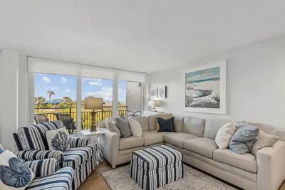 Image de 4 bedroom, 3 bath oceanfront condo