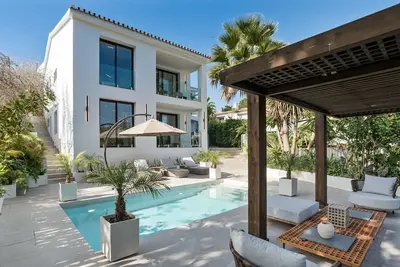 Villa Serenis - Stunning 5 Bed Paradise!