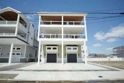 Image de Beautiful 5-Bedroom, 4. 5-Bath Home – Located in the Heart of Sea Isle, Just 2 Blocks from the Beach!