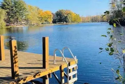 Image de Spacious 4-bedroom waterfront house in Sylvan Beach with private yard and dock.