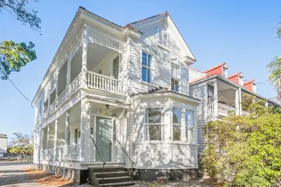 Image de Brand New! 5br/5ba Home, Perfect for Groups with a Walkable Downtown Location!