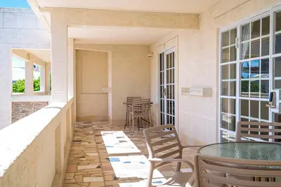 Image de Cozy Poolside Queen Stay with Boutique Comfort