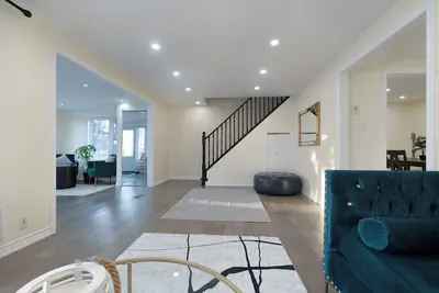 Image de Bright & Spacious 4br Home | Private Backyard | Near Downtown Toronto