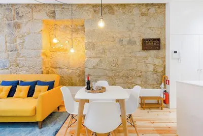 Image de Stone and Light Apartment by HostWise