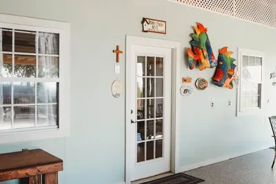 Image de Charming studio with Ac, WiFi, and 325 ft fishing pier with fishing lights.