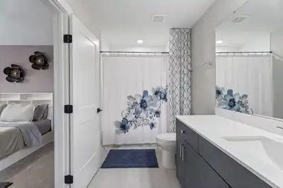 Image de 4 Min To North Hills, Walk to Shop, Dine, Home Gym