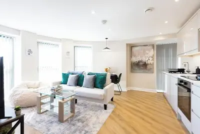 Modern City Apartment - Sleeps 4 & Walk to Arena