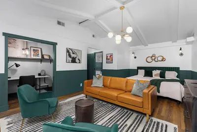 Image de Chic Cottage w/ 3 King Beds Peaceful Yet Minutes to Attractions & Arrowhead!
