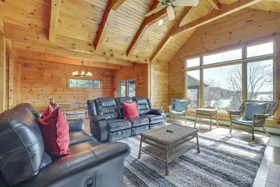 Image de 1 Mi to Lake Henry: Peaceful Poconos Cabin!