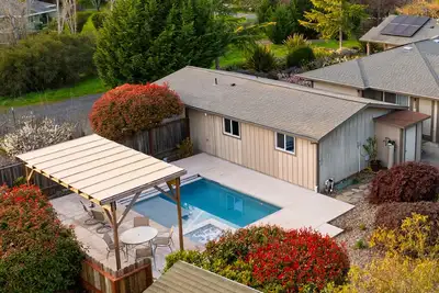Image de Sonoma Hideaway w/ Private Pool, Fire Pit, Game Room + Guest Studios