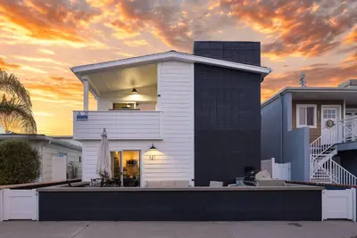 Image de Steps to Sand! 2 Homes in 1 – Sleeps 19, Outdoor Space, Walk to Shops & Dining