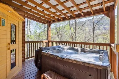 Image de 3br Cabin w/ Hot Tub, Sauna & Pool Table, End-of-road privacy + Great Location