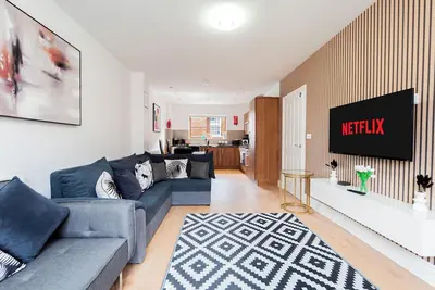 Image de Five Minute Walk To Basingstoke Hospital Contractors Welcome 4-Bedroom Townhouse Great Location