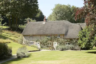 Image de This beautiful 300-year-old detached thatched cottage nestled within the stunning Cranborne Chase.