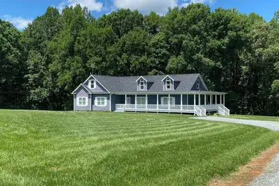 Image de Pet friendly, 4-bedroom house in the heart of Seagrove pottery, near state zoo