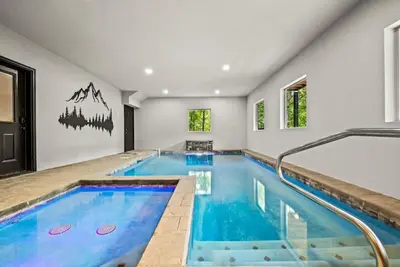 Image de Luxe 6br Pool Cabin*Hot Tub*Arcade*Sleeps 20