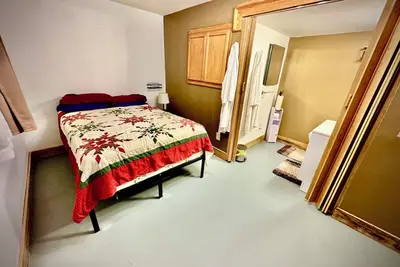 Image de Quiet, cozy, cabin apartment in the woods.