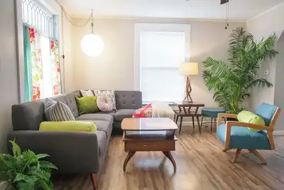 Image de Mid Century Modern Digs with Ac, WiFi in Brookfield