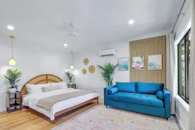 Dew Drop Inn I Creek access, downtown