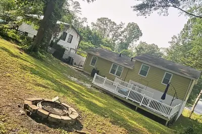 Image de Updated Riverdale Gem Outdoor Firepit, Back Deck, Play room, Close to Airport