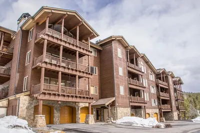 Image de Ski-In/Ski-Out Condo with Fireplaces + Mountain Views!