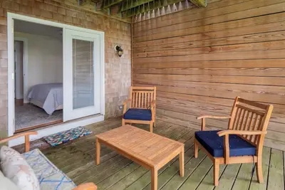 Open Concept 6-bedroom beach house in delightful Middletown with Ac, WiFi