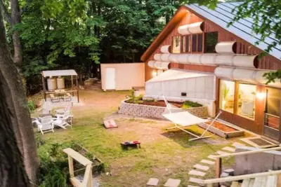 Image de Pond-Front Passive Solar Architectural House